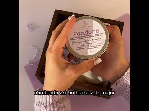 Modelo haciendo unboxing del producto de ritual pandora